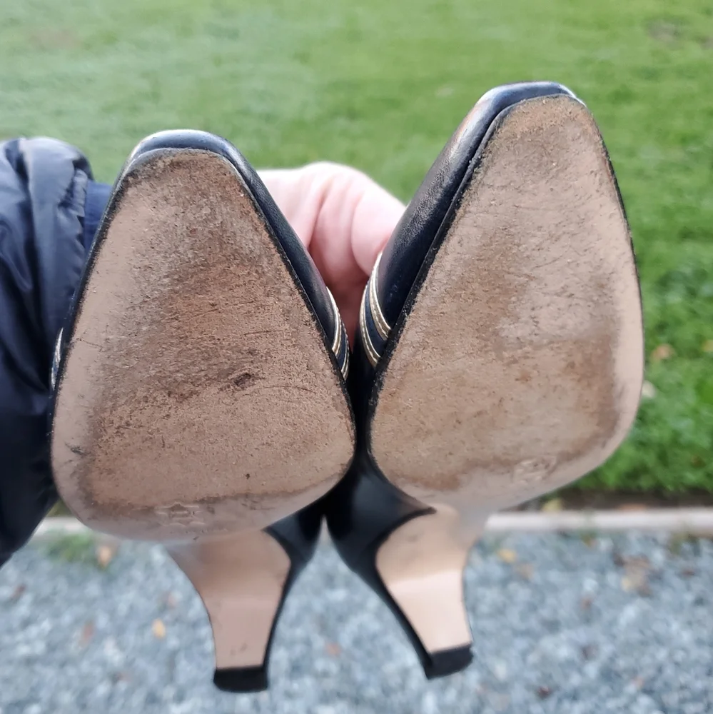 Vintage Bally 80s women's pump heels. Size 7  M. Italy. Nautical/Navy/Go…